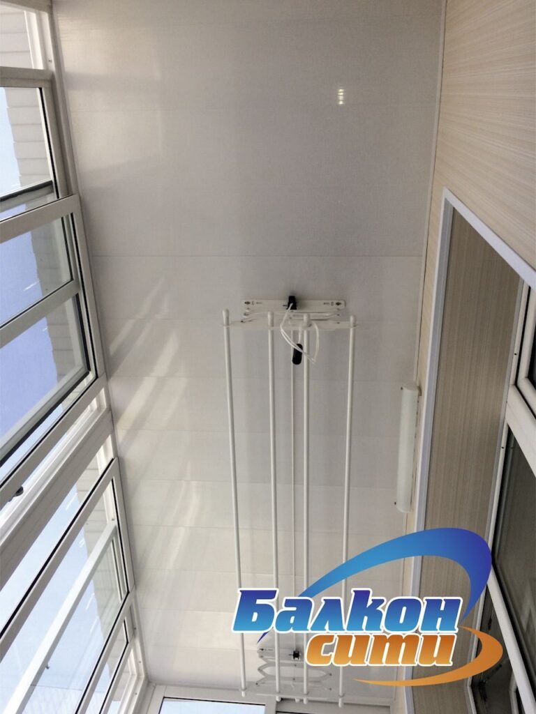Внутренняя отделка балкона. Потолок. Монтаж сушилки для белья.