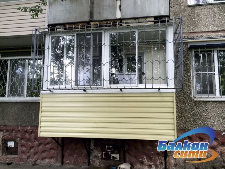 Наварной балкон. Монтаж решеток. Остекление и отделка «под ключ»